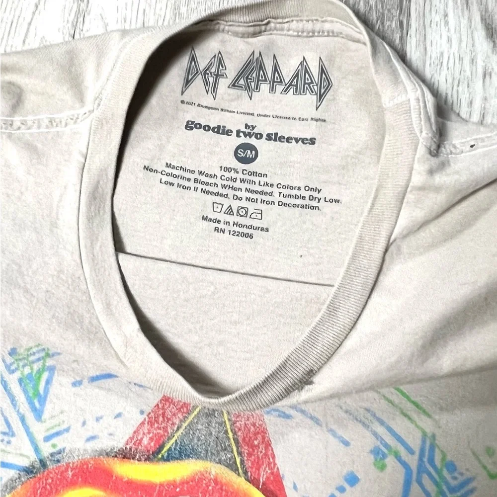 Def Leppard Graphic Tshirt - Picture 6 of 9